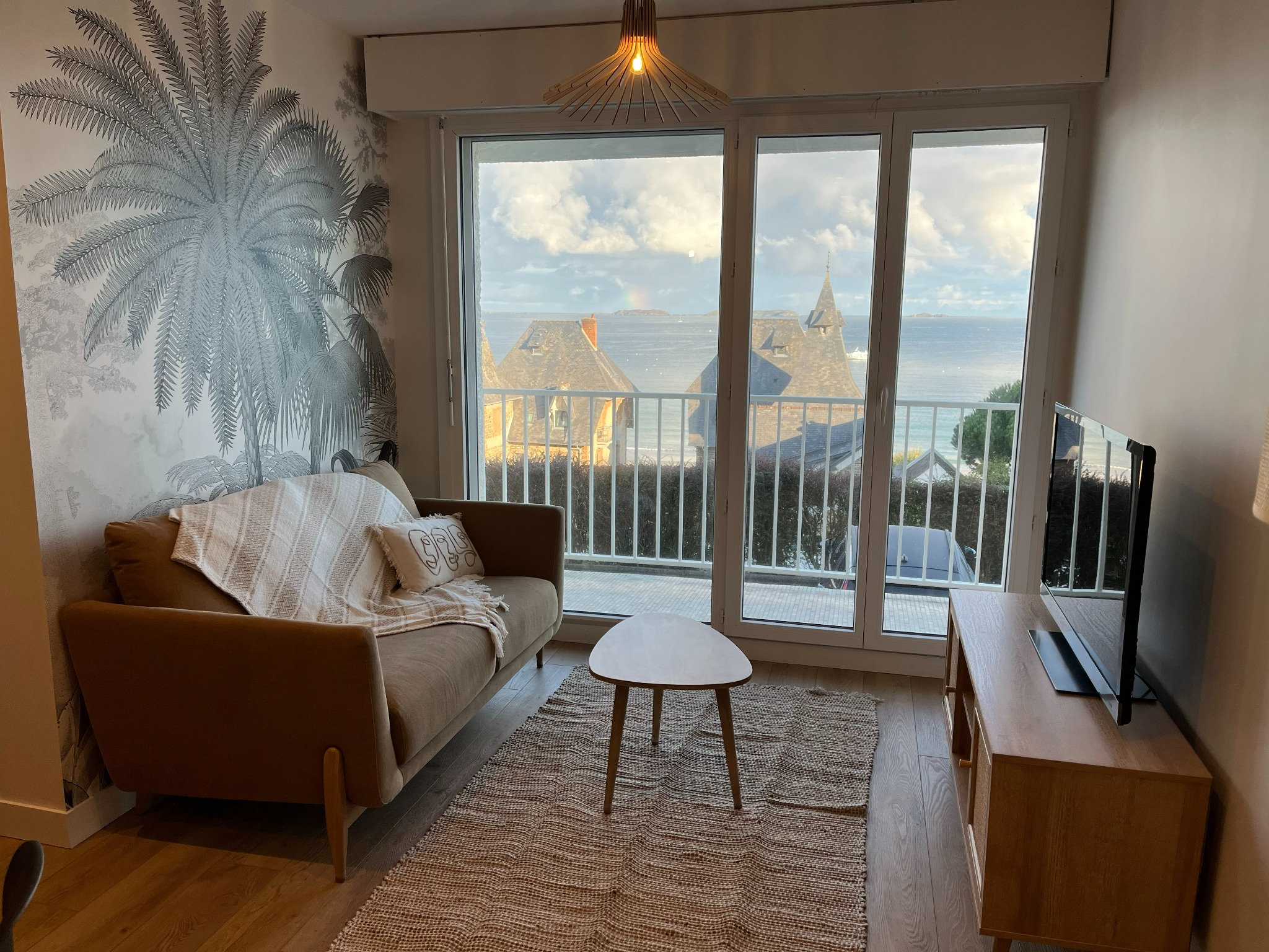 Salon lumineux avec vue mer